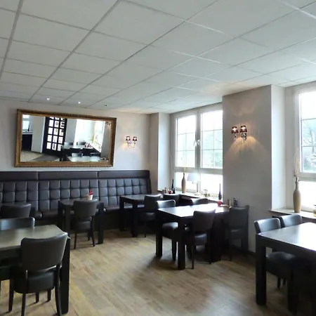 מלון Restaurant Zum Loewen 2*