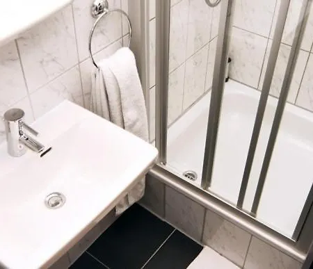 מלון Restaurant Zum Loewen 2*